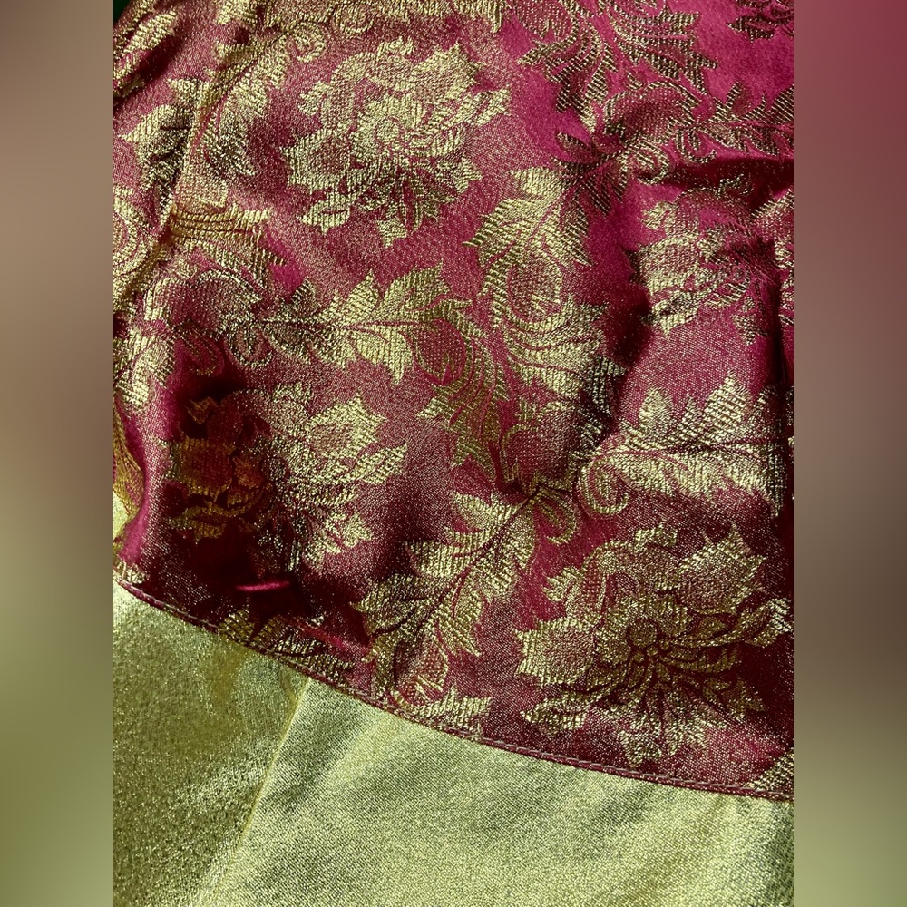 Red/Gold Tree Skirt. 5” Opening. 21.25.” Great Condition. Christmas Tree Skirt.